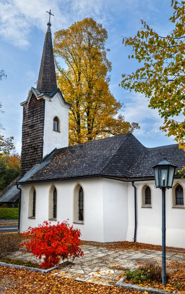 秋季克伦伯格卡佩尔教堂彩色视图建于18701885年斯特劳斯imAttergau上奥地利图片