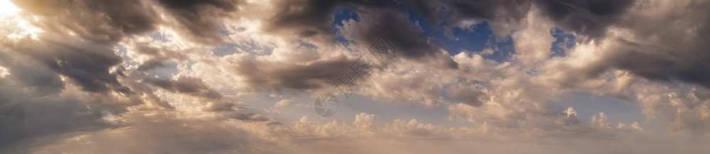 有云和日光的多彩清晨天空全文背景背景图片