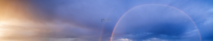 雨天全景的夏日落云彩和虹飘忽不定的紫色云彩图片