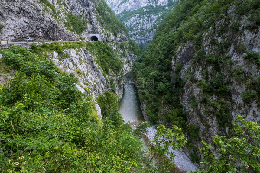 莫拉卡河峡谷Platije是黑山最美的峡谷之一夏季山黄旅行和自然美景标志和汽车模型无法辨认图片