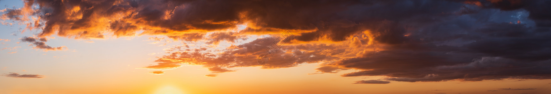 夏日落天空高清晰度全景有羊毛色彩多的云晚上黄昏天气良好自然背景背景图片