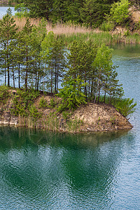 桑特岛夏季Basalt支柱地质保护区和乌克兰里夫内地区Kostopil区Basaltove湖背景