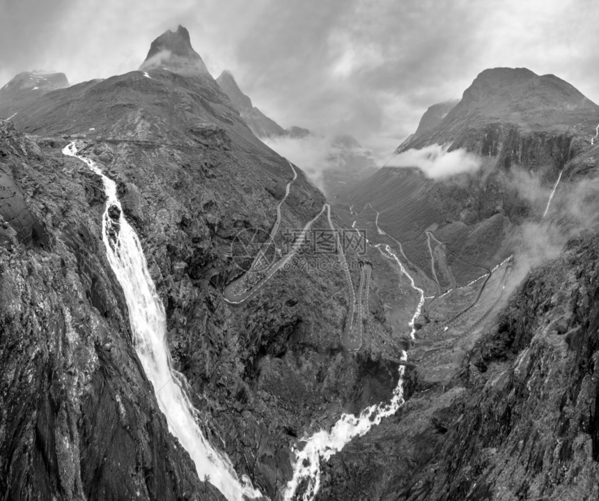灰度夏季Trollstigen蛇纹山路和挪威Trolls路径观察点的Stigfossen瀑布视图图片
