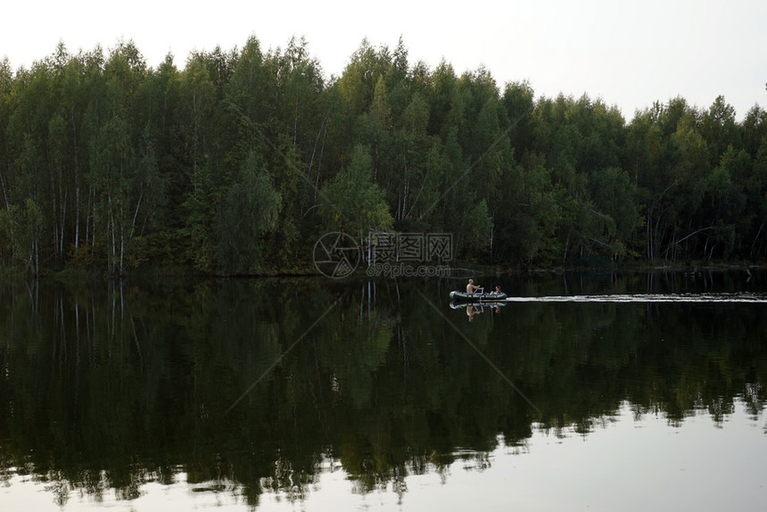 俄罗斯莫科地区森林湖上的橡胶船图片