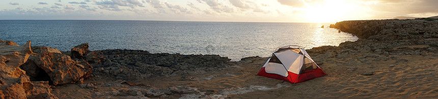 北塞浦路斯岩石海岸的帐篷图片