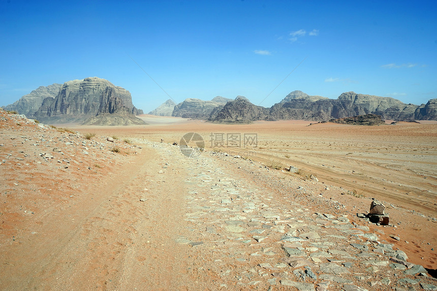 约旦WadiRumm沙漠红的足迹图片