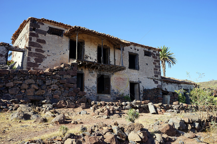 西班牙LaGomera岛被毁坏的房屋图片
