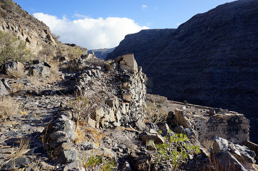 西班牙拉戈梅岛海岸岩石上的足迹图片