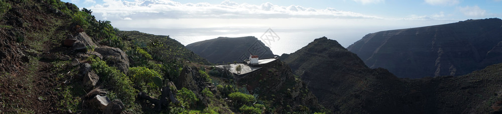西班牙拉戈梅岛山丘和教堂图片
