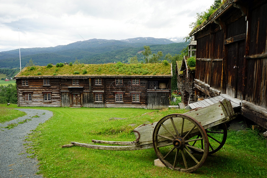 挪威农场的旧马车和木制仓库图片