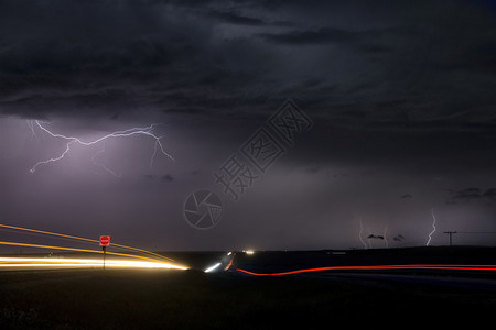 风暴闪电横贯加拿大高速公路夜照片图片