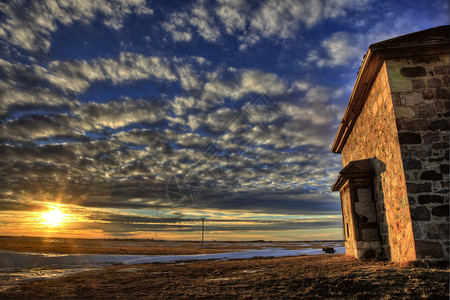 加拿大萨斯喀彻湾的石屋日落图片