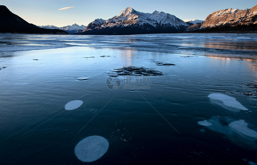 亚伯拉罕冬季冰湖形成泡沫设计图片