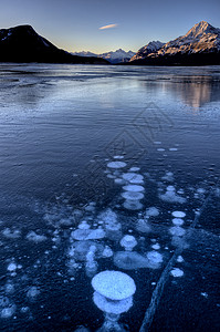 亚伯拉罕冬季冰湖形成泡沫设计背景图片