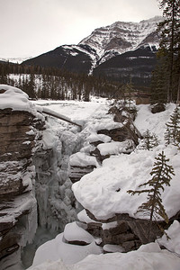 加拿大艾伯塔省温特贾斯帕阿塔巴卡瀑布高清图片
