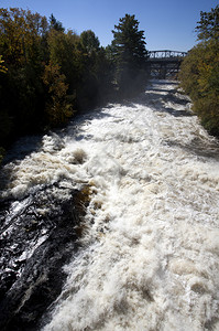 加拿大安大略河瀑布桥急流图片