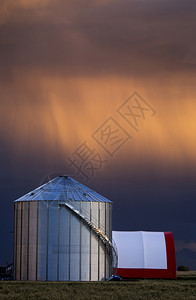 萨斯喀彻温风暴云和农场储存粮仓图片