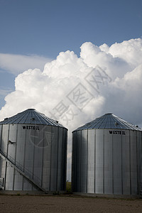 萨斯喀彻温风暴云和农场储存粮仓图片