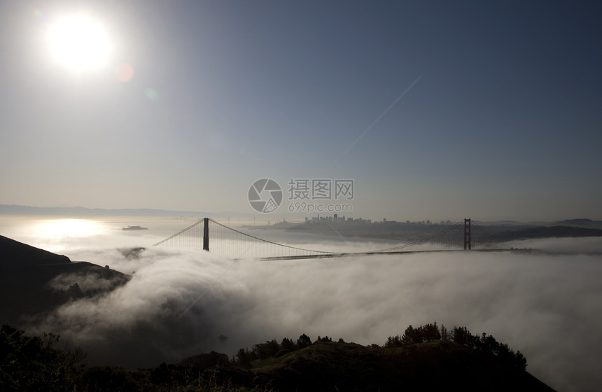 圣弗朗西斯科天线雾在日出清晨滚动图片