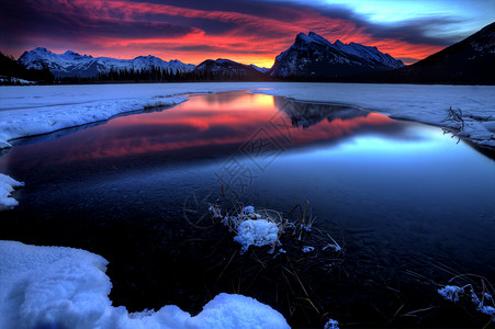 嘎朗湖冬季的日落山云千万湖冬季背景