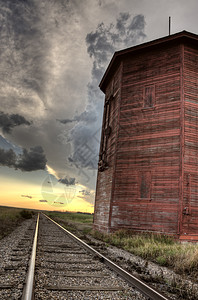 萨斯喀彻温风暴云和木制铁路水塔图片