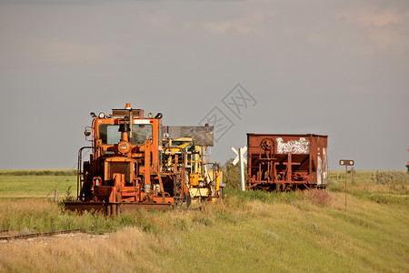 未使用铁路轨迹上的工作和停在未使用铁路轨迹上的矿石铁路汽车图片