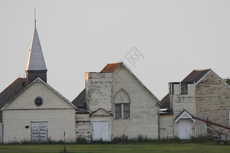 Sukinen村的旧建筑图片