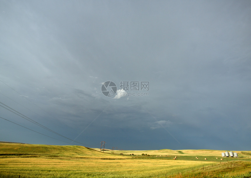 萨斯喀彻温省电线后面的暴云图片