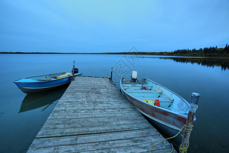 Meadow湖公园Mustus湖码头的机动艇图片