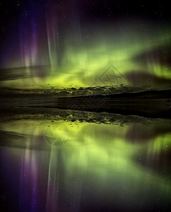 加拿大北极光反射多彩湖背景图片