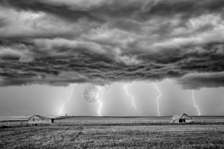草原闪电风暴加拿大萨斯喀彻温省夏季乡村主要结构背景图片
