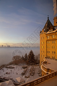 麦当纳尔德埃蒙顿酒店日出在雾谷背景图片