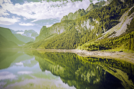 位于阿尔卑斯山背景的戈索西湖周围有森林草原田地和牧场的奥利貌图片
