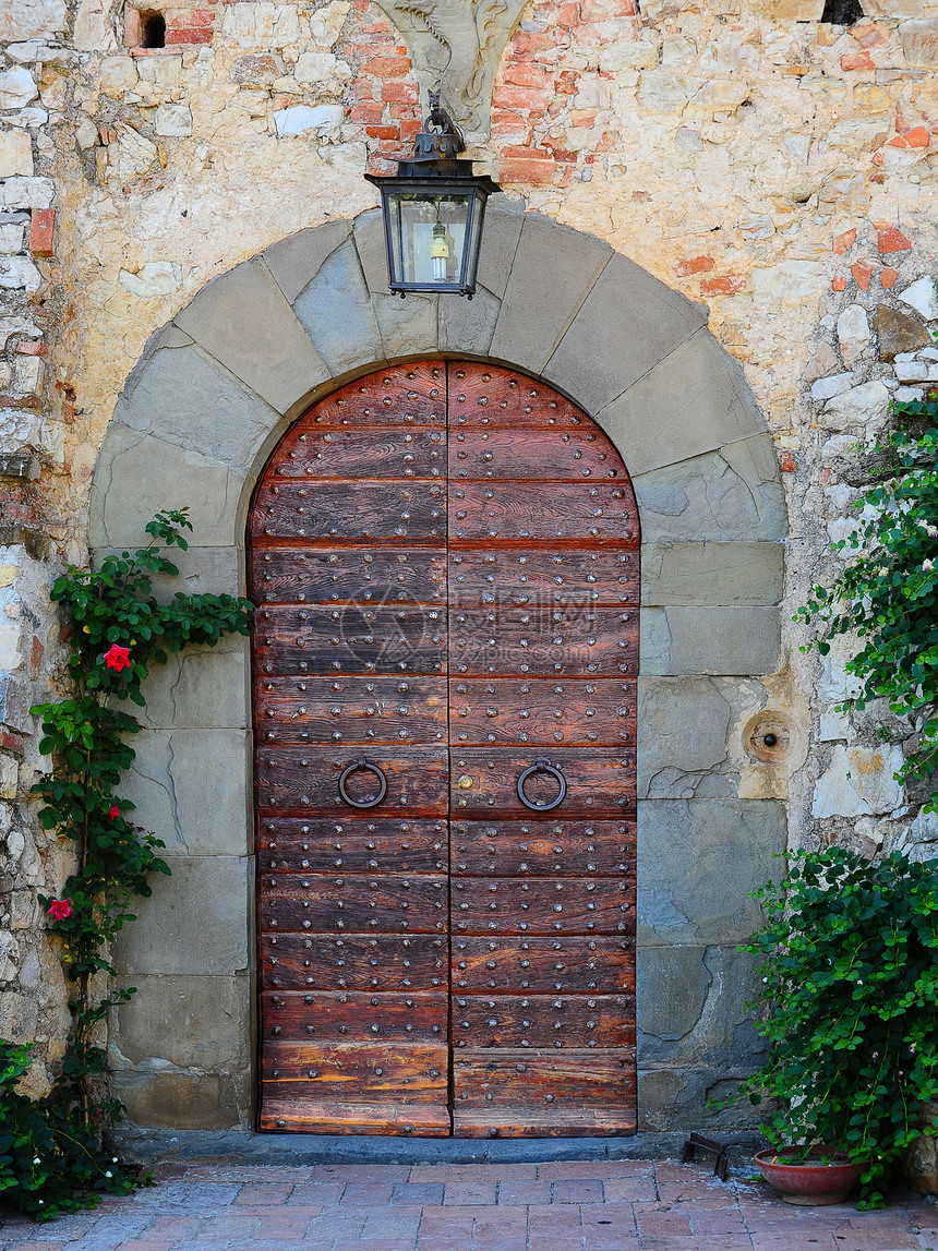意大利托斯卡纳传统古老的木门和石墙图片