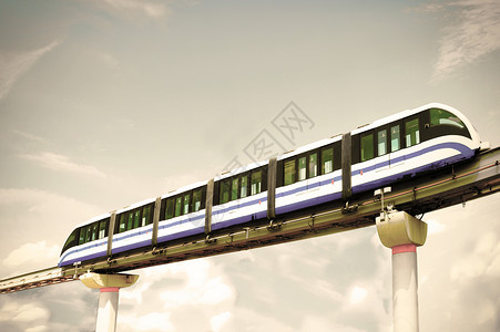 高速单轨列车在俄罗斯莫科云天背景下在铁轨螺旋上移动图片
