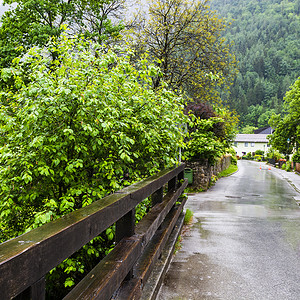 奥地利乡村Hallstat村的晨雾奥地利农村的雨和云图片