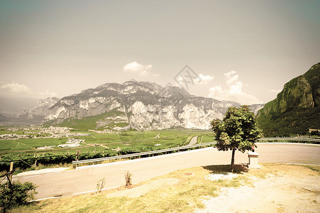 意大利阿尔卑斯山脚下葡萄园上的山地沥青路古老风格背景图片