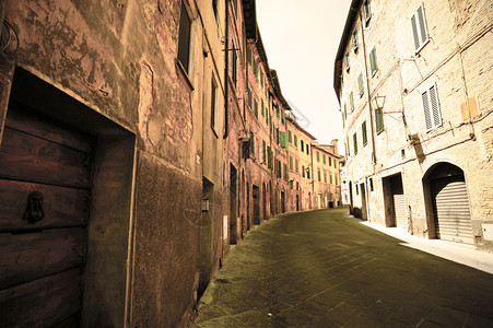 意大利中世纪城市锡耶纳的狭小街道图片
