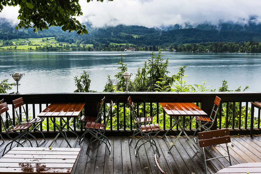 奥地利沃尔夫冈西湖上的露天咖啡馆晨雾雨水和云彩笼罩着奥地利的湖泊森林田野牧场草地和村庄图片