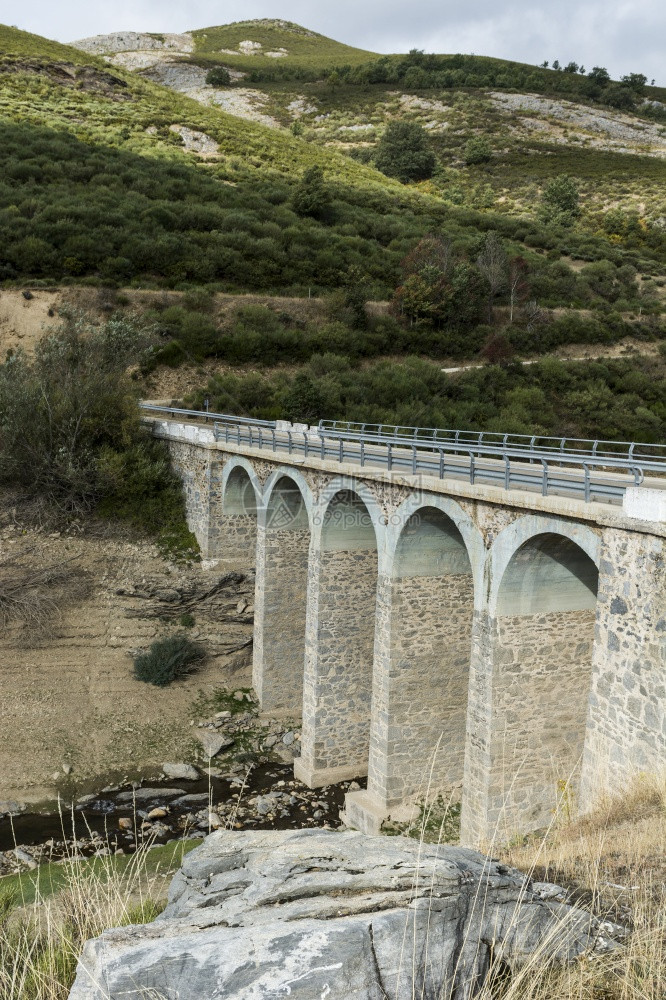 坎塔布里亚山脉的景色在西班牙美丽景色峡谷底河床的石桥图片