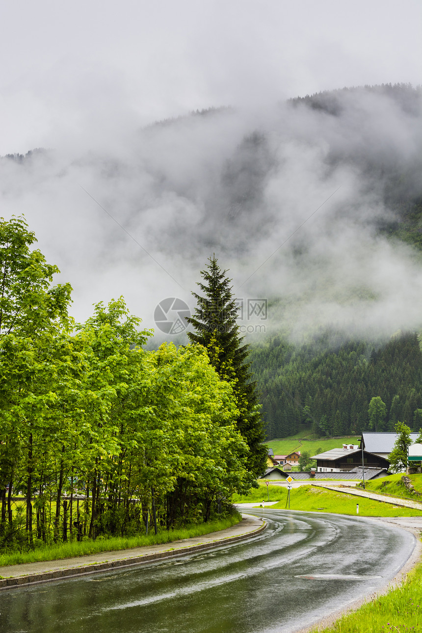奥地利农村的雨沥青湿透了奥地利农村的雨水沥青图片