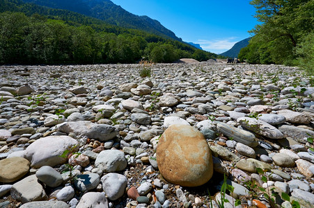 河床石德国南部的质巴伐利亚阿尔卑斯山干河床的石头背景