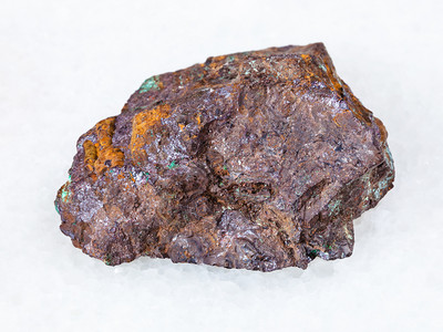 乌拉尔山白大理石上利蒙岩中天然矿物红杯矿石和绿色马拉奇特结晶图片
