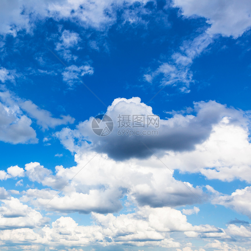 夏日在莫斯科的蓝天空中积聚灰雨和白云图片