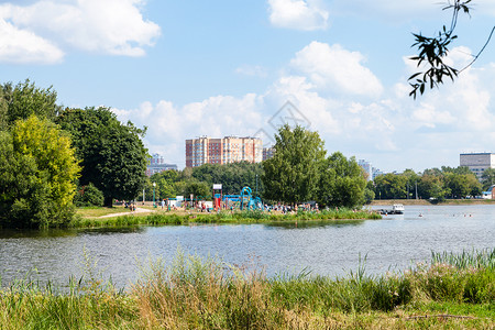 夏季莫斯科市蒂米里亚泽夫斯基公园大花园Academichesky池塘上的城市娱乐区背景图片