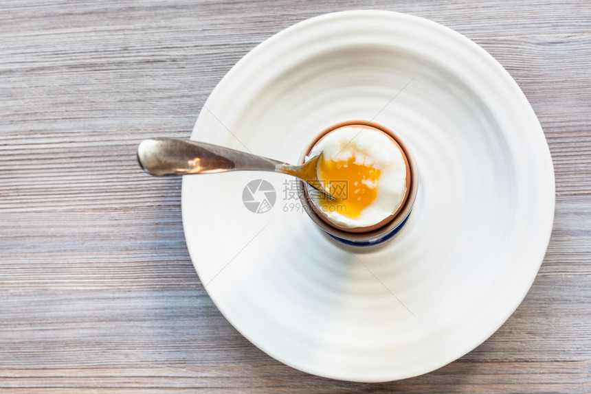 灰木板上色有空白复本间色板上用勺子杯着白的软煮褐蛋顶部视图图片