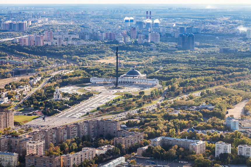 莫斯科市Poklonnaya山上的纪念综合胜利公园广场从秋天OKO塔顶部的观察甲板上图片