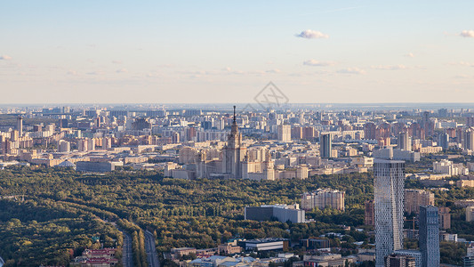 莫斯科西南的全景秋天从OKO塔顶的观察甲台在麻雀山公园与MSU大学摩天楼一起从OKO塔顶的观测甲台对莫斯科西南部进行全景背景图片