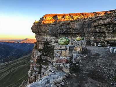 前往北高加索地区秋季黎明Bermamyt山高原观测甲板上的西瓜图片