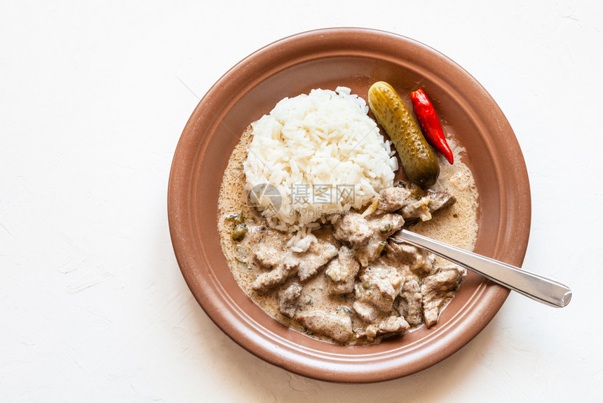 俄罗斯烹饪菜食用牛肉斯特罗干诺夫BeefStroganovBefStroganovBefstroganovov的酸奶油炖肉和白板图片